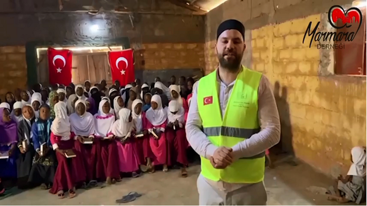 AFRİKA TOGO'DA KUR'AN HEDİYE ETMEYE DEVAM EDİYORUZ...